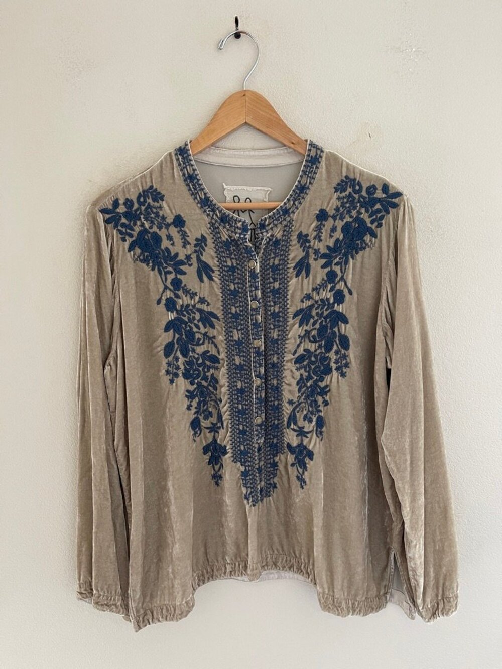JOHNNY WAS Cream Colored Velvet Snap Front & Embroidered Top; XS; NWOT! P2P: 22"